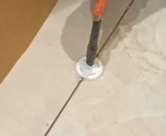 大庆瓷砖空鼓维修公司专业解答瓷砖在铺贴过程中，如果没有涂抹均匀到位的粘结材料（如水泥砂浆或瓷砖胶），可能会导致以下问题